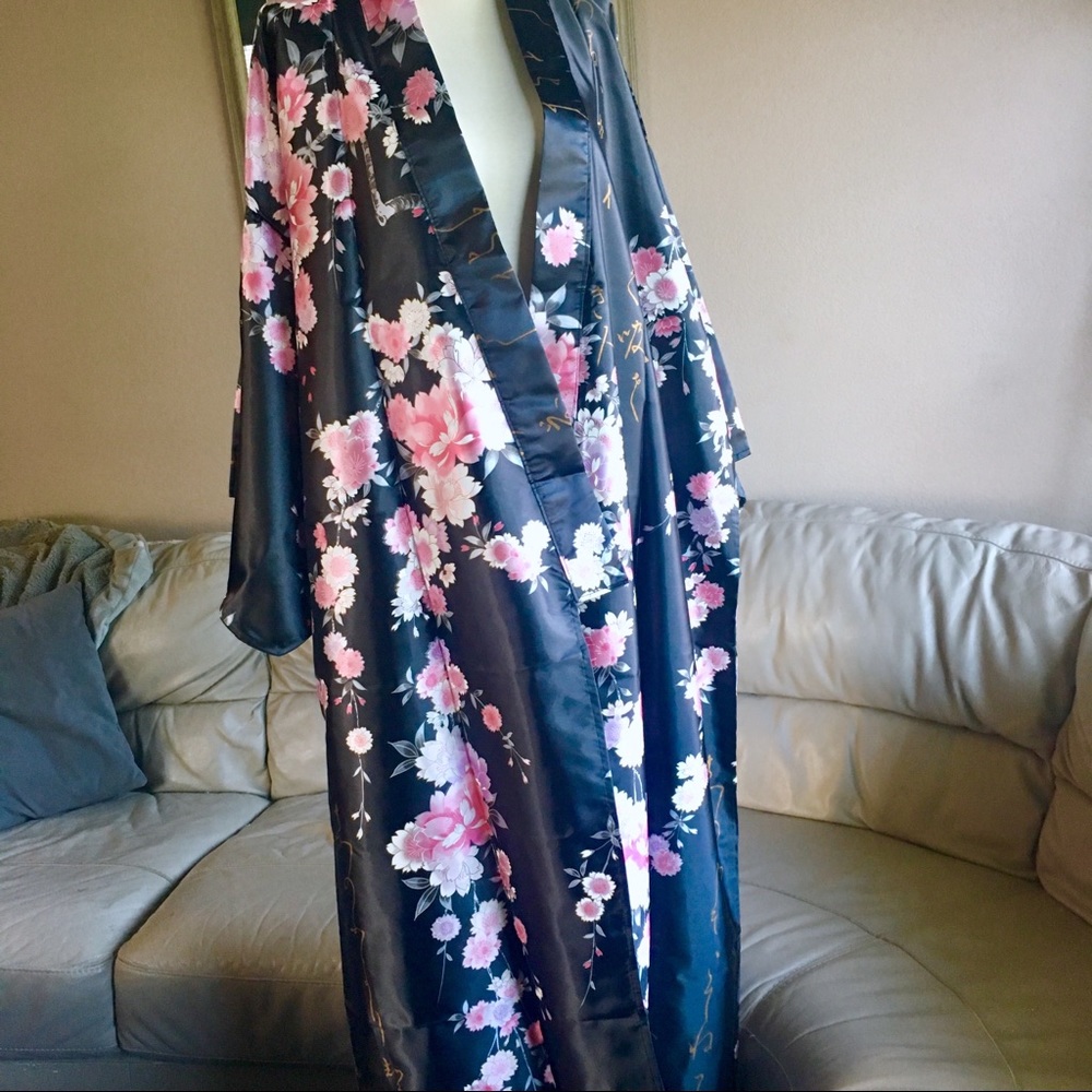 NEW! Traditional Japanese Garden Floral Kimono - Picture 2 of 8